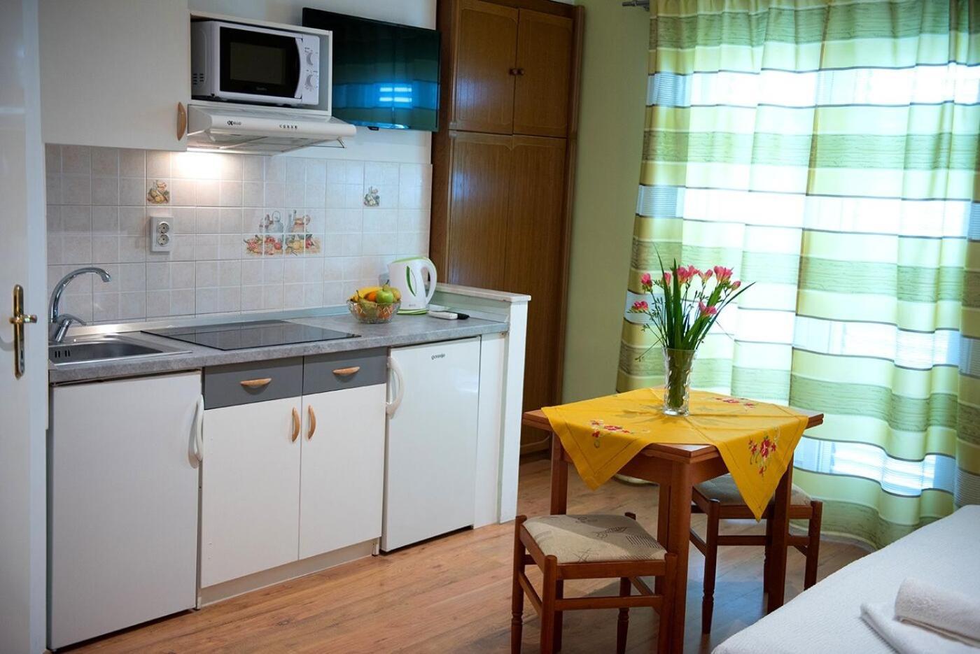 Apartments And Rooms Robi โปดสตรานา ภายนอก รูปภาพ