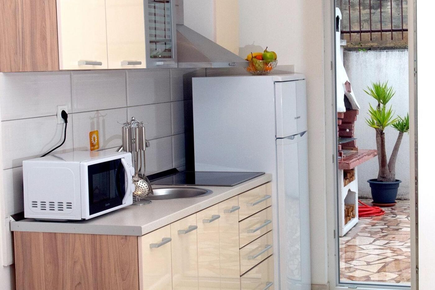 Apartments And Rooms Robi โปดสตรานา ภายนอก รูปภาพ