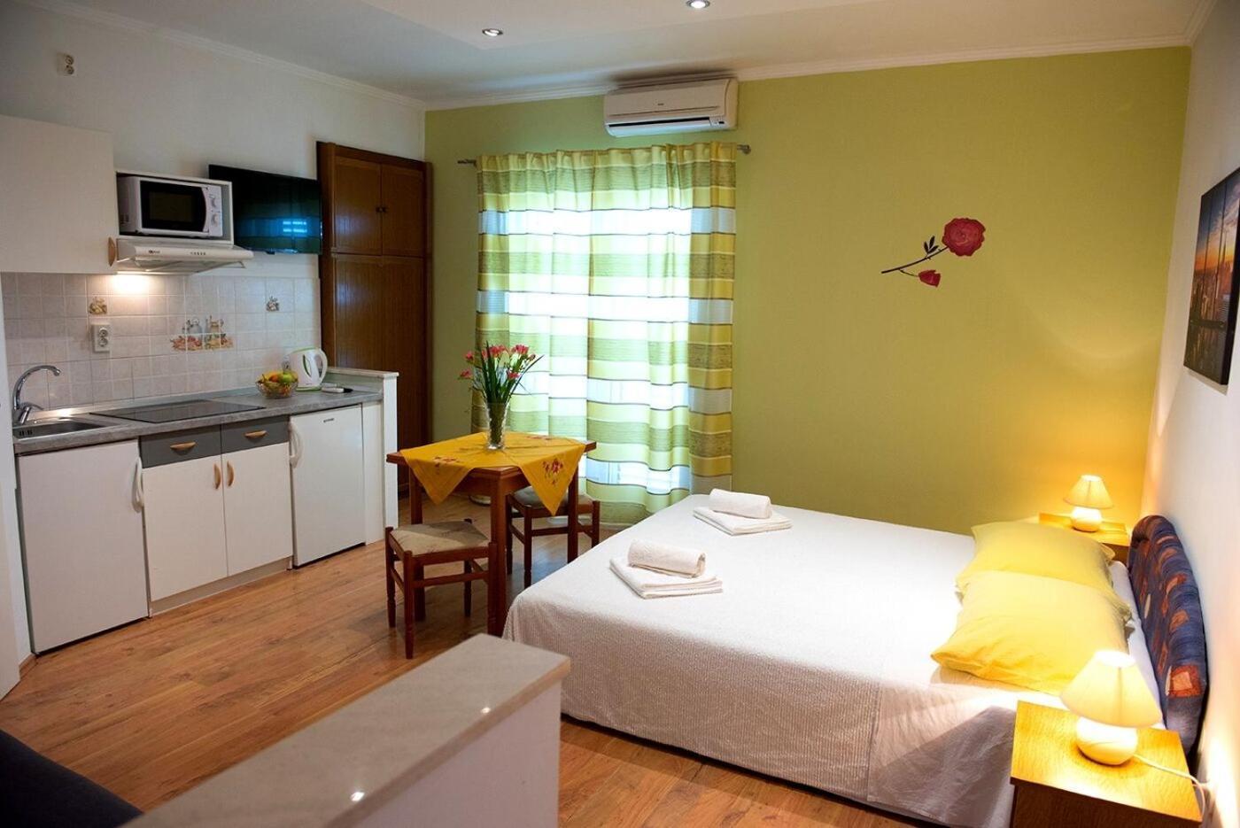 Apartments And Rooms Robi โปดสตรานา ภายนอก รูปภาพ