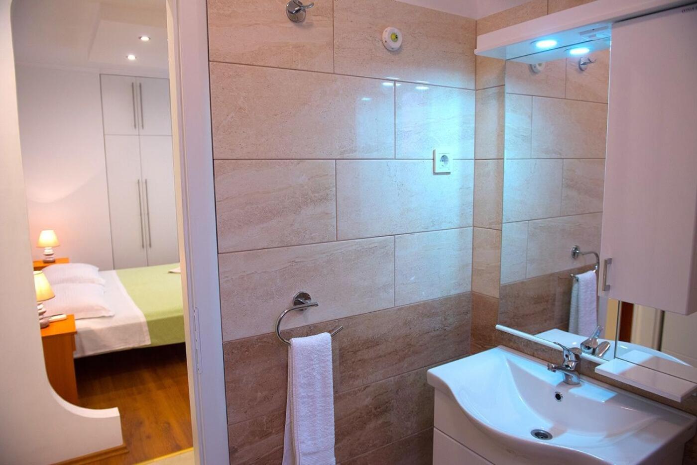 Apartments And Rooms Robi โปดสตรานา ภายนอก รูปภาพ