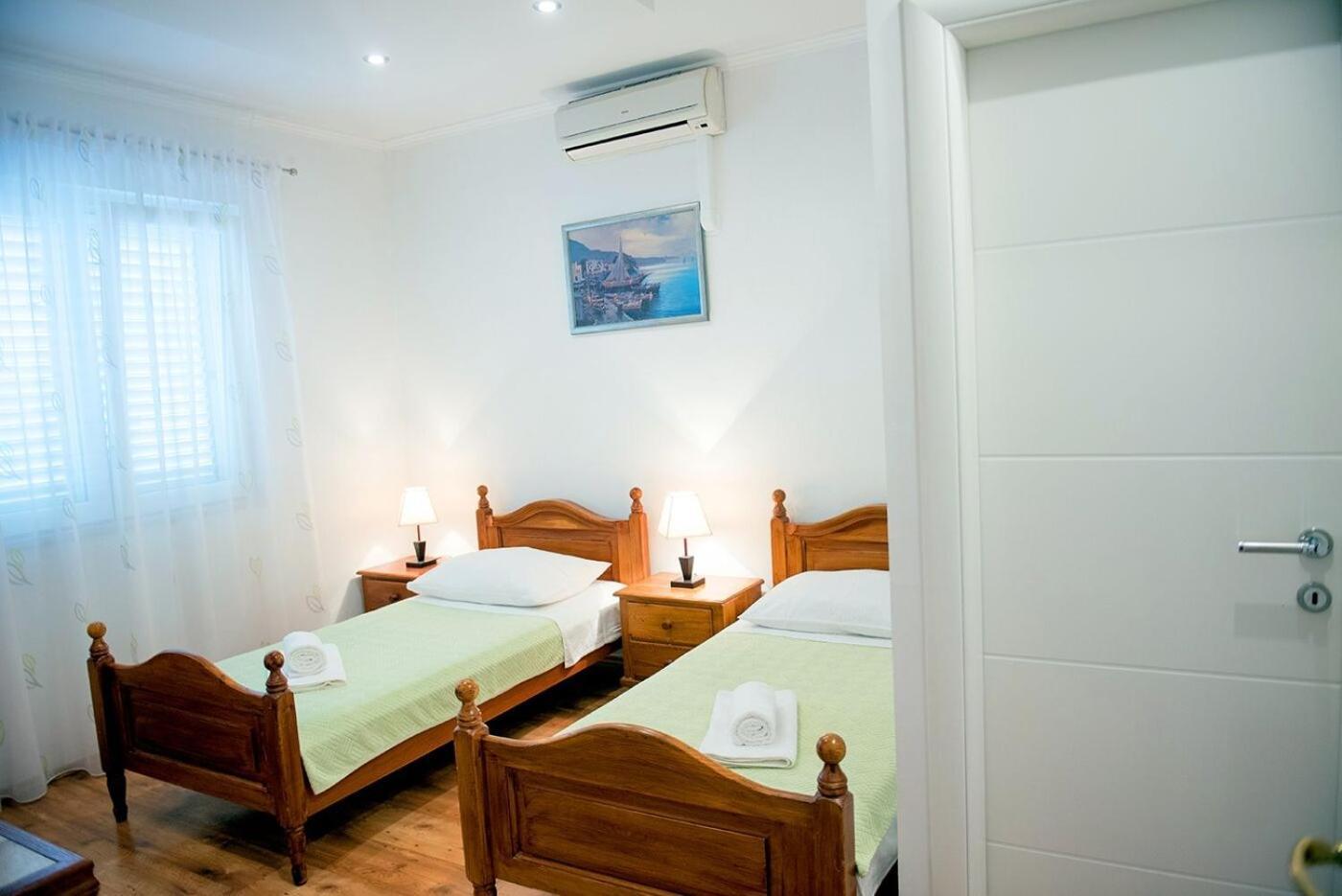 Apartments And Rooms Robi โปดสตรานา ภายนอก รูปภาพ