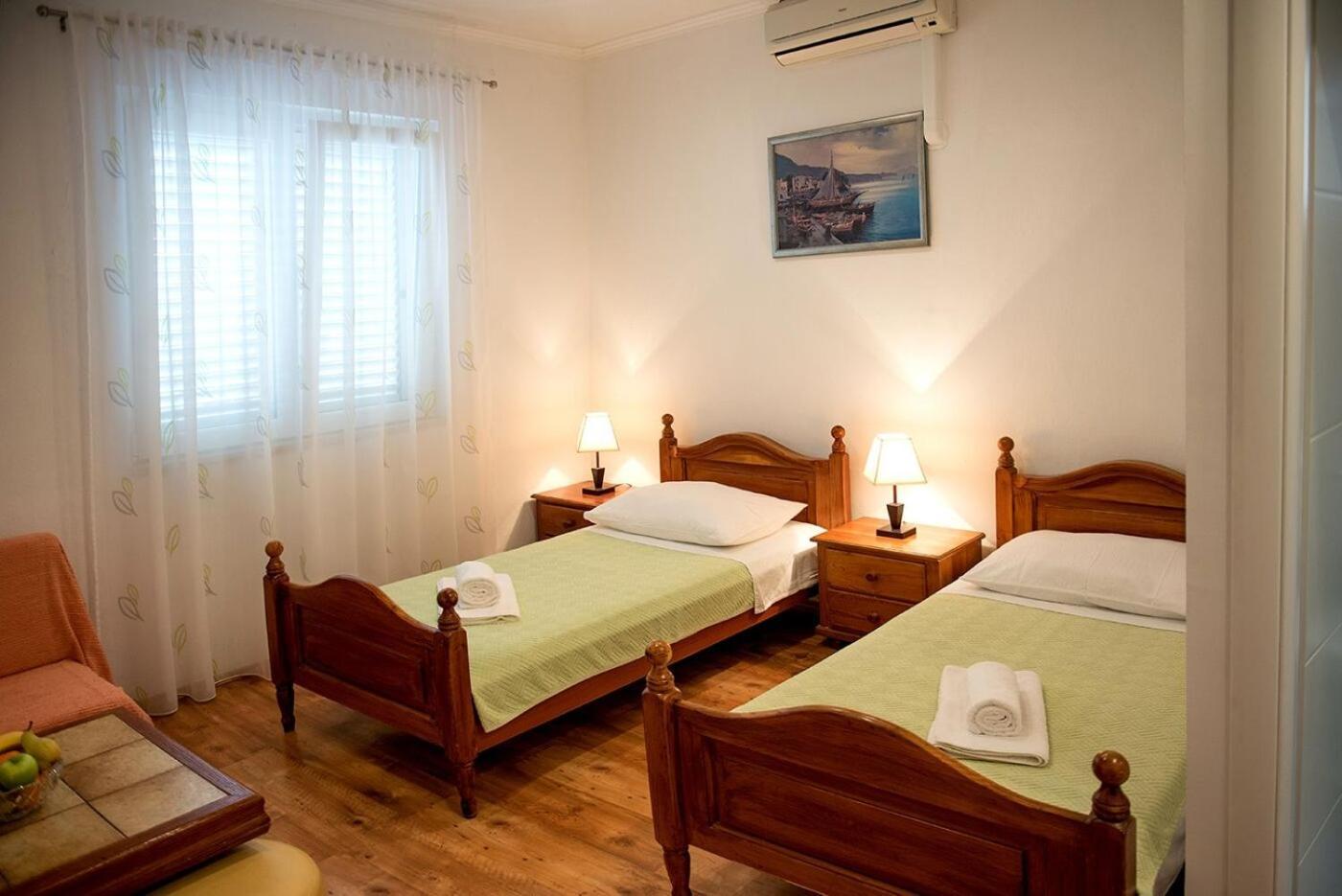 Apartments And Rooms Robi โปดสตรานา ภายนอก รูปภาพ